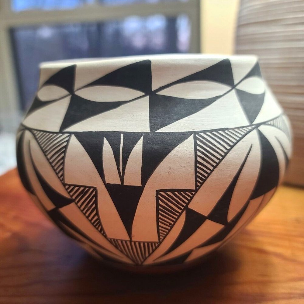 Native American Acoma Pottery Vase L. Garcia